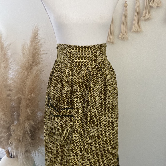 Vintage half apron yellow black smock rikrak ribbon kitchen home cooking 60s 70s - Picture 4 of 15